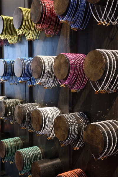 Sports necklaces are available in various series, including the high-end 8 Series starting at ¥89,100 and the standard 4 Series starting at ¥26,400.