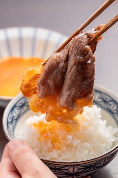 京都産の濃厚な赤たまごにくぐらせて味わう和牛は格別。京丹波産「しきゆたか」の土鍋ご飯にバウンドして頬張りたい。