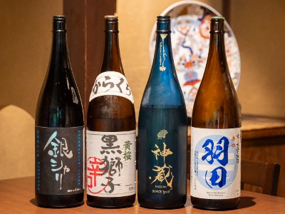コースに＋2,750円で季節の日本酒をペアリング。料理ごとに異なる一杯を楽しんだ後は飲み放題に。