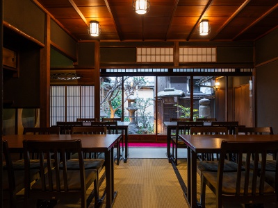 A new restaurant, “Kyoto Niku No Hirosige Yaoya,” opened on Rokkaku-dori in July 2025. Nestled discreetly in the city center, this charming space offers a premium dining experience.