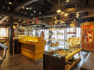 A relaxing space where you can unwind. Features a wide selection of tableware, ornaments, decorative items, and other miscellaneous goods.