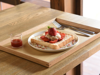 トーストは季節替わりで旬の味を採用（いちご白あんトースト1,430円は4月頃まで）。