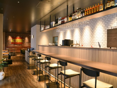 スペイン国旗や赤レンガの壁など、異国の情緒を感じさせる空間。ダウンライトのカウンターも併設。