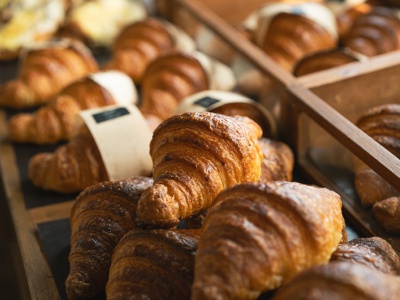 The morning hours when freshly baked bread is lined up in rows are highly recommended!
