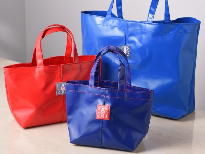 テントの生地を使ったトートバッグ1000円から。カラーバリエーションも豊富。