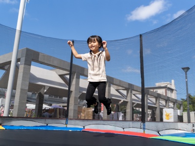 青空の下でジャンプ！元気いっぱい遊べる人気アトラクション！