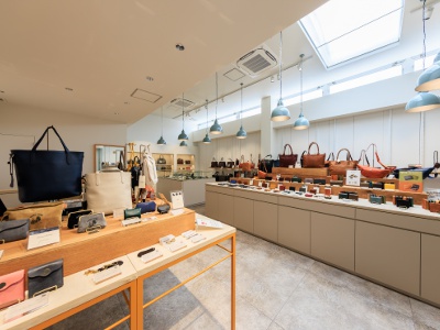 開放的な店内ではスタッフがアイテムの魅力を丁寧に伝えてくれる。