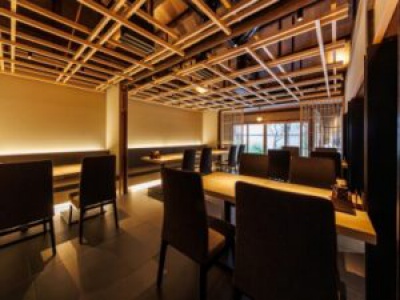 京町家特有の坪庭を眺めながらの食事もできるテーブル席。