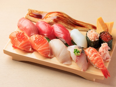 握り特上6,500 円。12 貫が並ぶ、大満足の内容。