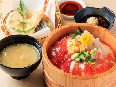 華やかなビジュアルが人気のサーモンちらし（天ぷらセット）・5,500 円。