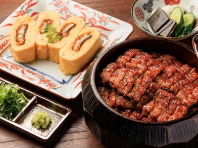 一度に3 種類の食べ方が楽しめる特上ひつまぶし1.5 尾8,800 円。