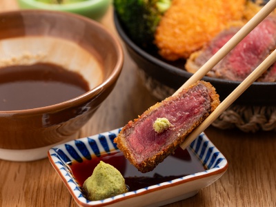 ソースを選ぶと、かつ田ソースと醤油の2種類が登場。和牛はぜひわさび醤油で。