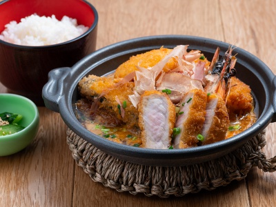 ふんわり卵がやさしい味わいの卵とじは、海外の観光客にも人気のメニュー。