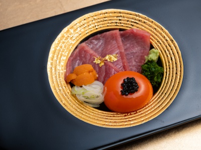 流嘉コースに登場する名物「月光」。最高級の大トロに濃厚な卵やウニをからめて。