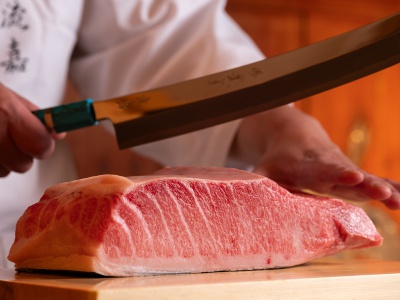 最高級の大トロなど、すべての食材が目の前で調理されていく。