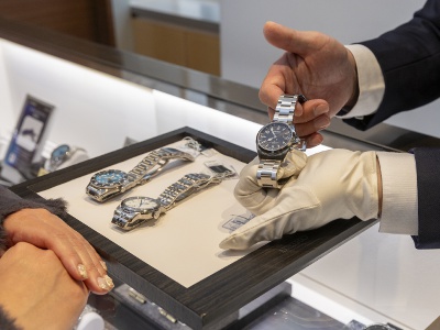 豊富な知識を持った専門のスタッフが、一人ひとりに最適な一本を提案。