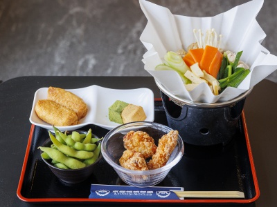 All-you-can-eat food and drinks including chanko nabe, inari sushi, fried chicken, etc. Additional orders can be made individually.