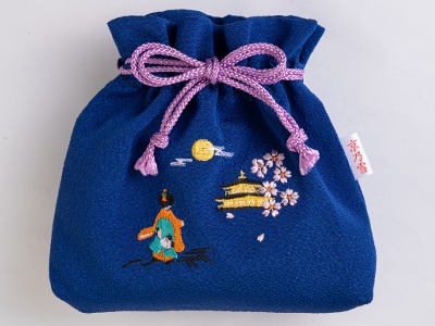 基礎化粧品お試しセットは、かわいらしい舞妓さんの刺繡デザインも人気（店頭限定）。