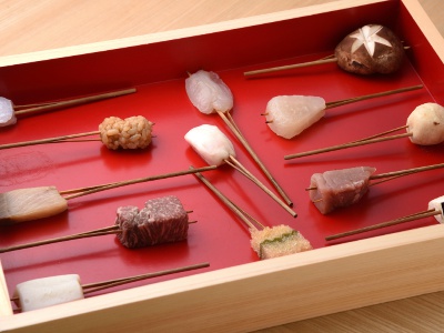 A5ランク黒毛和牛フィレ、車海老、フォアグラ、鮪の寿司かつなど贅沢な13種が揃う。