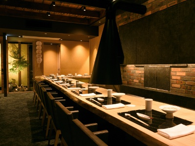 古民家を生かした店内はカウンター席と半個室を備え、接待から記念日まで幅広く使える。