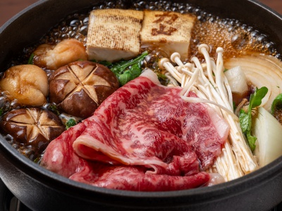 力山【極】15,400円、富士【極】12,800円などのコースで、角すき・和牛リブロースすき焼き両方が楽しめる。