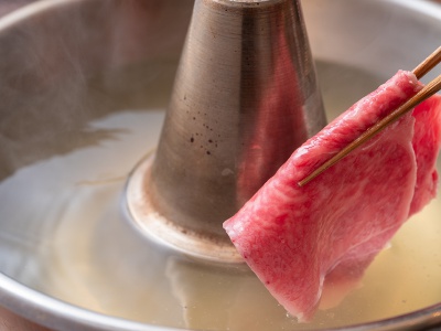 しゃぶしゃぶのコースは11,000円～。すき焼き＆しゃぶしゃぶ両方が楽しめるコース14,000円～も。