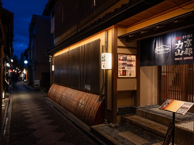 夜になると軒先の提灯がともり、趣ある雰囲気に。散策するだけで旅気分が盛り上がる。