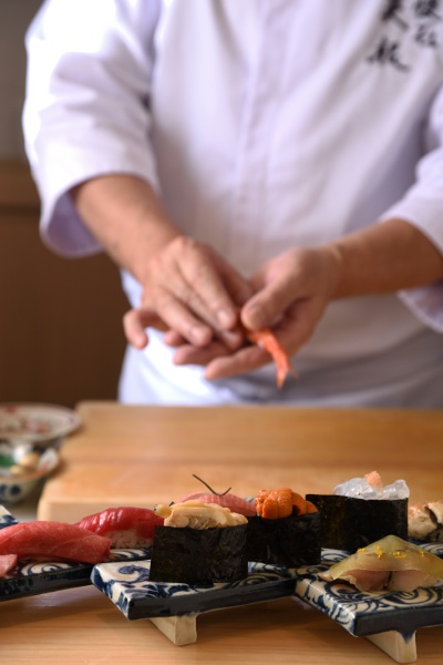 コースにはその日仕入れたベストな食材を使用した鮨が7～8貫付く。