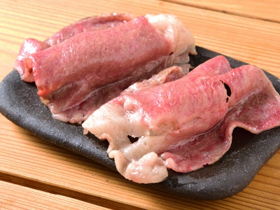 肉寿司1貫800円～。黒毛和牛とシャリの甘酸っぱさが口の中で幸せなハーモニーを奏でる。