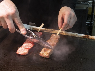 目の前で焼き上げられるライブ感がたまらない！ 屋台でお酒を買って優雅に昼飲みも◎。