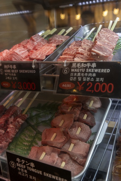 リーズナブルな牛タン串1本900円や中落ちカルビ串1本900円もスタンバイ。