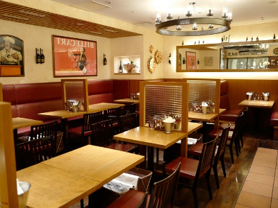 老舗洋食らしい温かみのある店内。おひとりさまから家族連れまで幅広い層で賑わう。