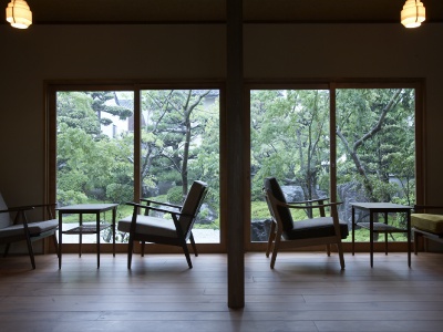 築100年超の町家を改装した店内から眺める日本庭園は、季節の美しさを映し出す絵画のよう。