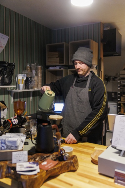 日本語堪能な店主のコーリさん。喧騒を忘れさせるアットホームな時間を楽しんで。