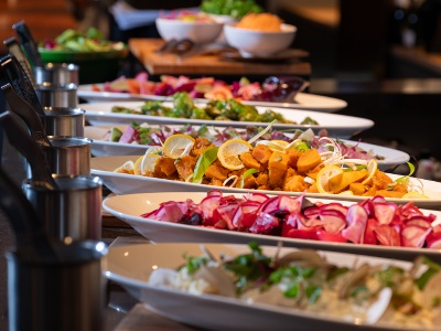 味が濃い上賀茂の有機野菜を好きなだけ。特製デリ約10種食べ放題。