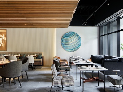 木の温もりとモダンが融合。ゆったり食事が楽しめる開放的な空間。