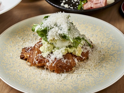 進々堂のクロワッサンをトーストした、名物のクローストも選べる。