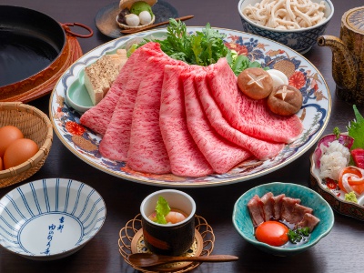 口の中でとろける食感の最高級A5ランク近江牛。すき焼き、しゃぶしゃぶともに肉の量に合わせて松・竹・梅の3コースが選べる。