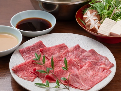 ぽん酢とごまだれであっさり味わうしゃぶしゃぶ11,000円～（コース）も人気。すき焼きとしゃぶしゃぶの両方が味わえるコース14,000円～も用意。