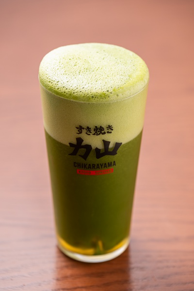 ビールに自分で点てた抹茶を注いで楽しむ抹茶ビール1,200円は、エンタメ性抜群の一杯！