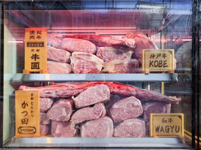 路上から見えるショーケースには、その日使用する塊肉がズラリ。
