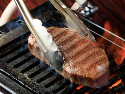 和牛を知り尽くしたスタッフが焼いてくれるので、最もおいしい状態でいただける。