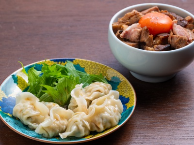 もちもち水餃子（8個）380円、 炙りレアチャーシュー丼500円