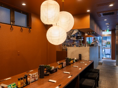 店内はカウンター席のみ。スタイリッシュで清潔感のある空間が特徴だ。