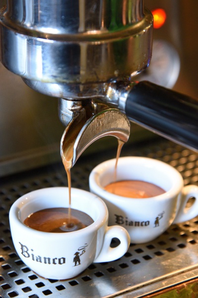 南イタリアでよく見られるレバー式のエスプレッソマシンで抽出するエスプレッソ。砂糖を一袋入れていただくのがおすすめ。