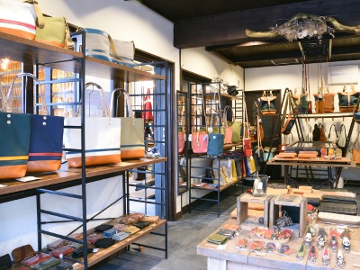 バッグはもちろん、財布や名刺入れ、ストラップなど革小物も販売。自分用にもプレゼントにも◎。