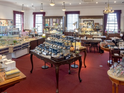 趣深く、重厚な雰囲気が漂う館内には国内外から厳選されたガラスやオルゴールが並ぶ。