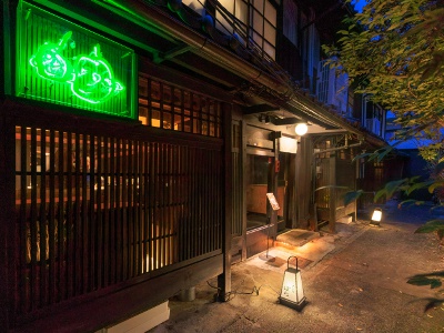 路地奥にある趣たっぷりの店舗。ネオン看板が目印。