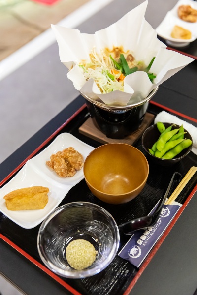 ちゃんこ鍋、いなり寿司、唐揚げなどのフードとドリンクが食べ飲み放題。単品ごとに追加注文可能。