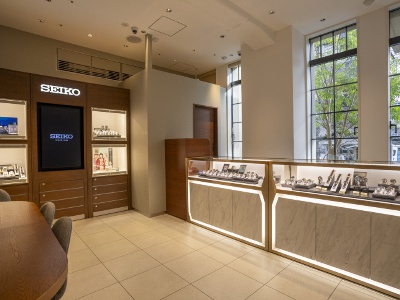 温かみのある店内で、じっくりと時計を選ぶことができる。
